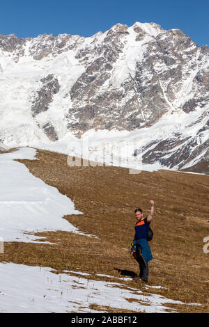 Un homme dans la fin 30. traverse hautes cimes du Caucase Central, Svanétie, Géorgie.. Banque D'Images