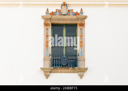 Belle fenêtre ouvragée avec garniture décorative avec du jaune et bleu éléments de conception dans un mur de plâtre blanc d'un bâtiment historique situé à Santa Barbara, Ca Banque D'Images