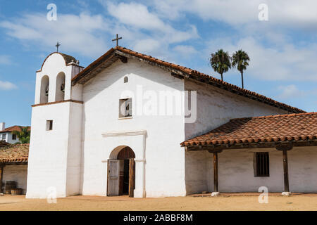 La mission de l'église blanche de style espagnol dans le El Presidio de Santa Barbara State Historic Park, Santa Barbara, Californie, USA Banque D'Images