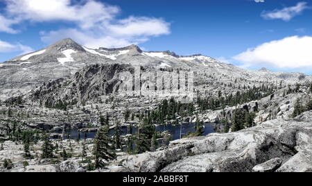 Vue sur la montagne de cristal et domaine de ski alpin dans les monts Cascade, Washington, USA Banque D'Images