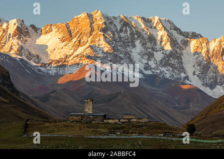 Lamaria monastère au village historique de Ushguli dans Upper Svaneti Région de la Géorgie Banque D'Images