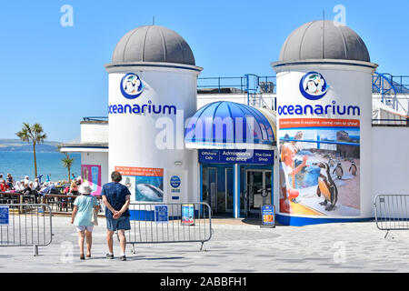 People & Oceanarium Aquarium une attraction touristique toutes temps sur le front de mer à la station balnéaire et plage de sable à Bournemouth Dorset Angleterre Royaume-Uni Banque D'Images