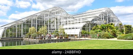 Royal Horticultural Society Gardens Bicentenary Glasshouse structures abritant la collection de plantes de la RHS tendre en bord de lac Wisley Surrey, Angleterre Banque D'Images