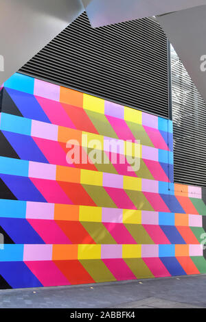 Architecture abstraite formes et motifs multicolores colorés sur la conception de bâtiments modernes aux puits de ventilation dans North Greenwich Londres Angleterre Royaume-Uni Banque D'Images