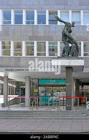 Le Congrès du TUC House Entrée immeuble de bureaux au siège de Trades Union Congress dominé par une statue en bronze par Bernard Meadows London England UK Banque D'Images