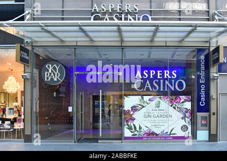 Entrée de Aspers casino 24 heures sur 24 offrant des machines à sous jeux de table casino restaurants bars à Westfield Stratford City London shopping center mall UK Banque D'Images