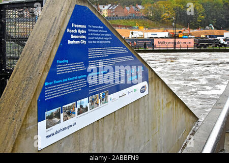 La paroi latérale de l'électricité hydro générateur d'alimentation du panneau d'information et d'installation rapide de l'eau Débit d'usure de la rivière au cours des risques d'inondation potentielle Durham England UK Banque D'Images