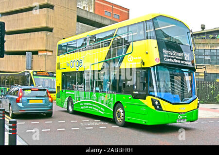 Ange du Nord sur le côté graphique de GO North East route 21 jaune et vert double decker bus des transports publics vu à Newcastle upon Tyne England UK Banque D'Images