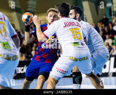 Leon, Espagne. 26 novembre, 2019.Juan Jose' 'Juanjo Fernandez (Ademar Leon) tente de bloquer Luka Cindric (FC Barcelone) lors de match de hand de l'Asobal Ligue espagnole entre Ademar Leon et le FC Barcelone au centre de sports le 26 novembre 2019 à León, Espagne. © David Gato/Alamy Live News Banque D'Images