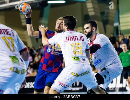 Leon, Espagne. 26 novembre, 2019.Juan Jose' 'Juanjo Fernandez (Ademar Leon) tente de bloquer Luka Cindric (FC Barcelone) lors de match de hand de l'Asobal Ligue espagnole entre Ademar Leon et le FC Barcelone au centre de sports le 26 novembre 2019 à León, Espagne. © David Gato/Alamy Live News Banque D'Images