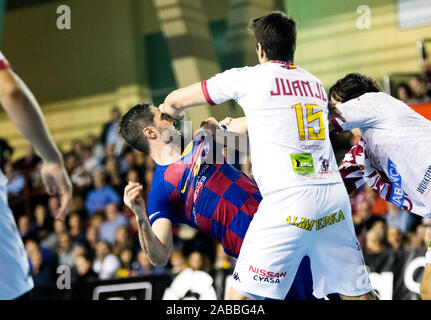 Leon, Espagne. 26 novembre, 2019.Juan Jose' 'Juanjo Fernandez (Ademar Leon) hits Raul Entrerrios (FC Barcelone) lors de match de hand de l'Asobal Ligue espagnole entre Ademar Leon et le FC Barcelone au centre de sports le 26 novembre 2019 à León, Espagne. © David Gato/Alamy Live News Banque D'Images