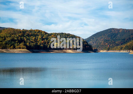 Le lac de Zaovine sur la montagne Tara Banque D'Images