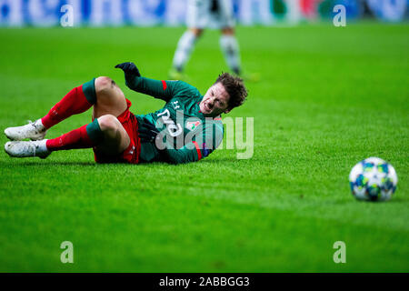 Moscou, Russie. 26 Nov, 2019. Football : Ligue des Champions, Moscou Locomotive - Bayer 04 Leverkusen, phase Groupe, Groupe D, 5e journée dans l'Arène de RZD. Anton de Moscou est Miranchuk vers le bas. Crédit : Rolf Vennenbernd/dpa/Alamy Live News Banque D'Images