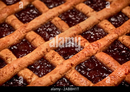 Close-up d'un accueil chaleureux des pâtes à tarte Frola rempli de gelée de coing et pomme. Pastafrola argentin recette. Banque D'Images