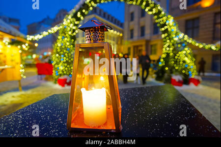 Lanterne sur l'arrière-plan du marché de Noël reflex Banque D'Images