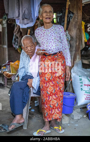 Un couple de personnes âgées amical sourire dans bienvenue chez eux, dans le village de chaîne dans le nord-ouest de Myanmar (Birmanie) situé le long de la rivière Chindwin Banque D'Images