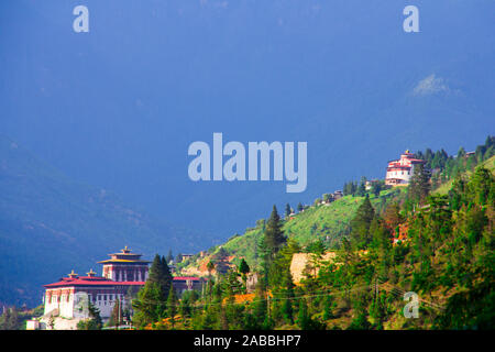 Rinpung Dzong est un grand dzong - monastère bouddhiste et fortress - de la Lignée Drukpa de l'école kagyu dans le district de Paro, Bhoutan. Banque D'Images