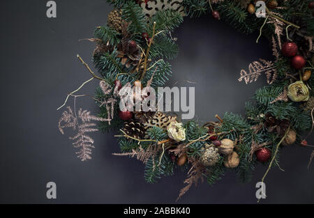 Couronne de Noël de vignes décoré de branches de sapin, des boules de Noël et les matières naturelles, concept de nouvel an Banque D'Images