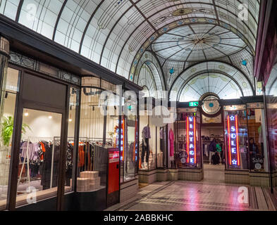 Plomb vitraux voûté du ventilateur de plafond cathédrale dans le commerce de détail en arcade Bâtiment Melbourne Australie Victoria Nicholas. Banque D'Images