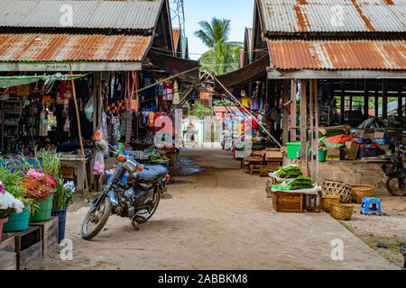 Entrée d'un marché du matin la vente d'une variété de vêtements, nourriture, fleurs et plus encore dans le village de Kanne le long de la rivière Chindwin au Myanmar (Birmanie) Banque D'Images