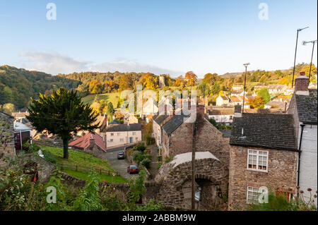 Maisons dans Richmond, Yorkshire du Nord Vue du château à pied aux couleurs de l'automne Banque D'Images