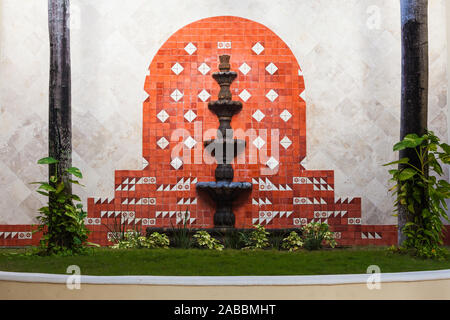 Sol carrelé décoratif fontaine sur le mur d'un centre de congrès dans un hôtel près de Tulum Mexico Banque D'Images