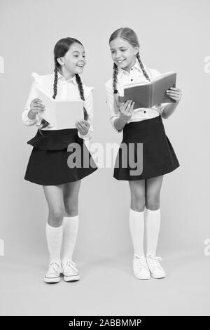 Album de l'école. heureux les filles étudient avec le bloc-notes. projet travailler ensemble. leçon de littérature. les petites filles enfants avec réserve. retour à l'école. Des camarades de classe de magasin de livre ou de la bibliothèque. la lecture et l'écriture. Banque D'Images