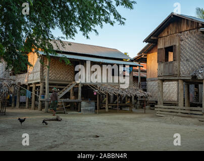 Maisons de village typiques Birmans dans le nord-ouest de Myanmar (Birmanie) le long de la rivière Chindwin sur pilotis avec de l'étain les toits et façades en bois/bambou tressé Banque D'Images