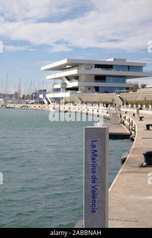 Novembre 2019. Valence, Espagne. Perspective à partir de la mer du bâtiment Veles e Vents dans la Marina de València Banque D'Images