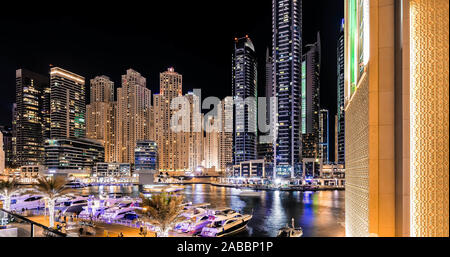 Dubai marine avec des yachts de luxe Banque D'Images