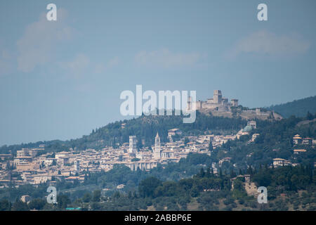 Basilica di San Francesco (Basilique de Saint François d'assise) et Rocca Maggiore médiéval dans le centre historique d'Assise, Ombrie, Italie. Circons Banque D'Images