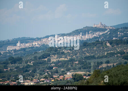 Basilica di San Francesco (Basilique de Saint François d'assise) et Rocca Maggiore médiéval dans le centre historique d'Assise, Ombrie, Italie. Circons Banque D'Images