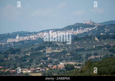 Basilica di San Francesco (Basilique de Saint François d'assise) et Rocca Maggiore médiéval dans le centre historique d'Assise, Ombrie, Italie. Circons Banque D'Images