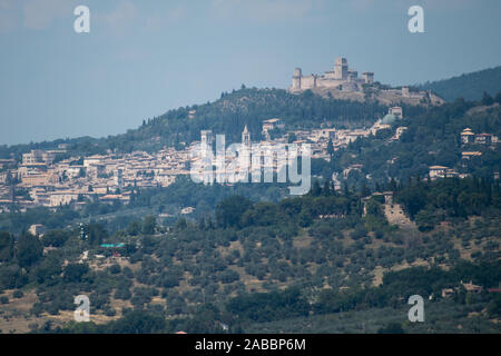 Basilica di San Francesco (Basilique de Saint François d'assise) et Rocca Maggiore médiéval dans le centre historique d'Assise, Ombrie, Italie. Circons Banque D'Images