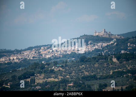 Basilica di San Francesco (Basilique de Saint François d'assise) et Rocca Maggiore médiéval dans le centre historique d'Assise, Ombrie, Italie. Circons Banque D'Images