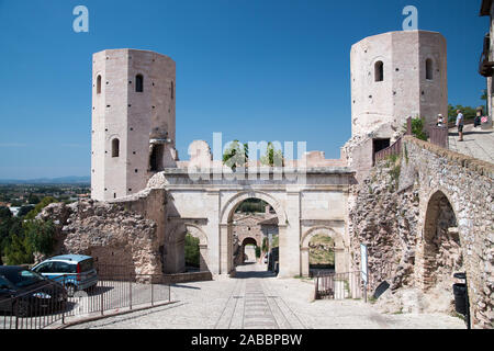 Il Castello di Torri romain e Porta Venere dans le centre historique de Spello, Ombrie, Italie. 21 août 2019 © Wojciech Strozyk / Alamy Stock Photo Banque D'Images