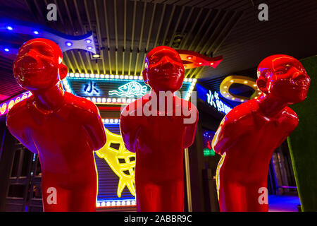 Taoyuan, Taiwan - le 12 novembre 2019 : Trois hommes rouge extérieur statues un restaurant près du marché de nuit de Zhongli à Taoyuan, Taiwan. Banque D'Images