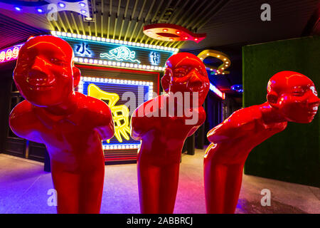 Taoyuan, Taiwan - le 12 novembre 2019 : Trois hommes rouge extérieur statues un restaurant près du marché de nuit de Zhongli à Taoyuan, Taiwan. Banque D'Images