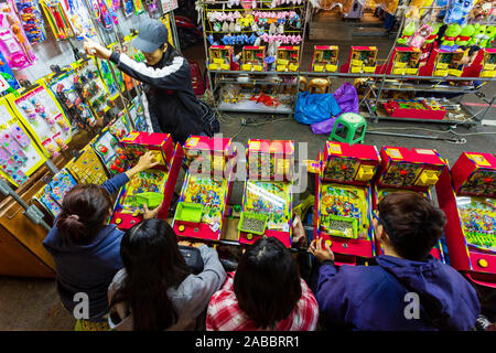 Taoyuan, Taiwan - le 12 novembre 2019 : un groupe de jeunes taïwanais de jouer avec lui à un jeu de blocage Zhongli Marché nocturne dans Taoyuan, Taiwa Banque D'Images