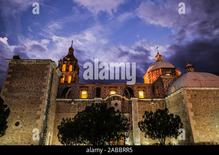 Maisons et rues de Álamos Sonora Mexico, ville magique et l'extérieur dôme de Iglesia de la Purísima Concepción. C'est un temple paroissial baroques et néoclassiques, faite de pierre et de carrière, cette villa mexicaine était connu sous le nom de Real de Los Alamos ou de los Frayles. La ville de portails, religion, temple, paroisse, catholique, catholique, Sonora, architecte, cupula, © (© Photo : LuisGutierrez NortePhoto.com) / casas y calles de Álamos Sonora Mexico, Pueblo mágico y cupula exterior de Iglesia de la Purísima Concepción . Este es un Templo Parroquial barroco y Neoclásico, de piedra y cantera, esta villa mexicas Banque D'Images