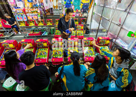 Taoyuan, Taiwan - le 12 novembre 2019 : un groupe de jeunes taïwanais de jouer avec lui à un jeu de blocage Zhongli Marché nocturne dans Taoyuan, Taiwa Banque D'Images