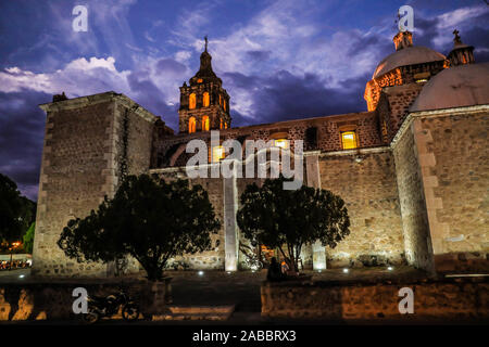 Maisons et rues de Álamos Sonora Mexico, ville magique et l'extérieur dôme de Iglesia de la Purísima Concepción. C'est un temple paroissial baroques et néoclassiques, faite de pierre et de carrière, cette villa mexicaine était connu sous le nom de Real de Los Alamos ou de los Frayles. La ville de portails, religion, temple, paroisse, catholique, catholique, Sonora, architecte, cupula, © (© Photo : LuisGutierrez NortePhoto.com) / casas y calles de Álamos Sonora Mexico, Pueblo mágico y cupula exterior de Iglesia de la Purísima Concepción . Este es un Templo Parroquial barroco y Neoclásico, de piedra y cantera, esta villa mexicas Banque D'Images