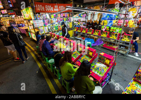 Taoyuan, Taiwan - le 12 novembre 2019 : un groupe de jeunes taïwanais de jouer avec lui à un jeu de blocage Zhongli Marché nocturne dans Taoyuan, Taiwa Banque D'Images