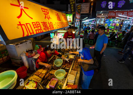 Taoyuan, Taiwan - le 12 novembre 2019 : travail du vendeur et la préparation des aliments dans un street food au marché de nuit de Zhongli situé à Taoyuan, Taiwan. Banque D'Images