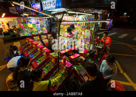 Taoyuan, Taiwan - le 12 novembre 2019 : un groupe de jeunes taïwanais de jouer avec lui à un jeu de blocage Zhongli Marché nocturne dans Taoyuan, Taiwa Banque D'Images