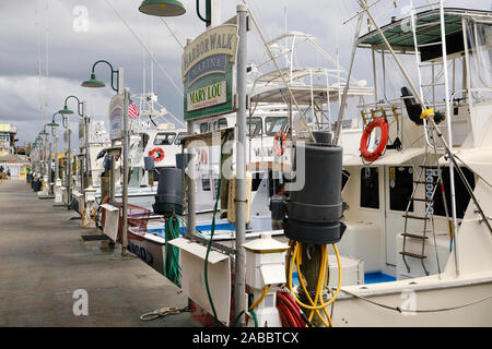 Destin de la pêche sportive et commerciale bateaux amarrés à la marina de loisirs Harborwalk en Destin, Floride USA. Banque D'Images