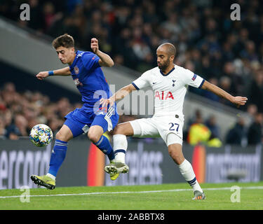 Londres, Royaume-Uni. 26 Nov, 2019. L'Olympiakos' Kostas Tsimikas (L) est contestée par Tottenham Hotspur's Lucas Moura au cours de l'UEFA Champions League Groupe B match à la Tottenham Hotspur Stadium à Londres, Angleterre le 26 novembre 2019.Pour un usage éditorial uniquement. Pas À VENDRE À DES FINS DE MARKETING OU DE CAMPAGNES PUBLICITAIRES. Pas d'utilisation non autorisée avec l'AUDIO, VIDÉO, données, listes de luminaire, club ou la Ligue de logos ou services 'LIVE'. En ligne De-MATCH UTILISATION LIMITÉE À 45 IMAGES, aucune émulation. Aucune UTILISATION DE PARI, DE JEUX OU D'UN CLUB OU LA LIGUE/DVD PUBLICATIONS. Source : Xinhua/Alamy Live News Banque D'Images