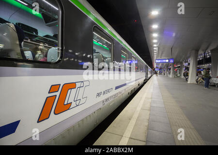 Vienne, Autriche - le 6 novembre 2019 : PKP Intercity internationaux Eurocity logo sur un train au départ de Vienne pour la Pologne. PKP intercity est le Polish Banque D'Images