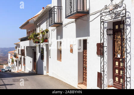 Rue typique vallonné à Mijas, Andalousie, Espagne Banque D'Images