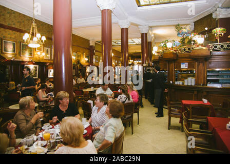 BUENOS AIRES, ARGENTINE - 7 avril : cafe tortoni a un café dans le notables avenida de Mayo a ouvert dans le 1858, la plus ancienne de la ville, le 7 avril 2008 je Banque D'Images